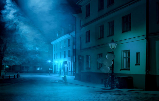 En mörk gata i blått ljus och dyster stämning